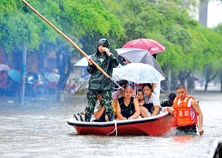 Nhân viên cứu hộ tỉnh Quảng Tây (Trung Quốc) sơ tán người bị nạn trong vùng lũ.
